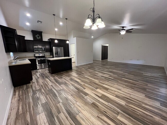 Foto del edificio - 4 BEDROOM POOL & SOLAR HOME