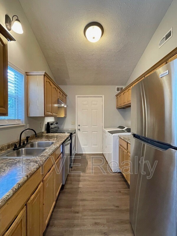 Building Photo - 1006 Looby Cir