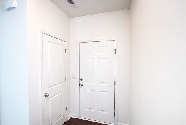 Foto del edificio - 2-Car Garage Bonterra Townhome