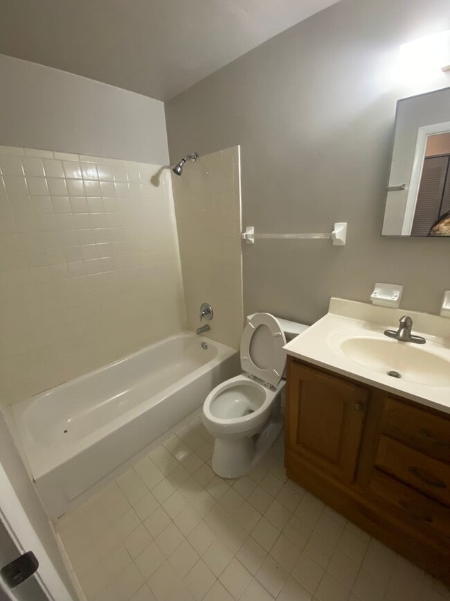 Building Photo - 2 Bed 1.5 Bath Condo