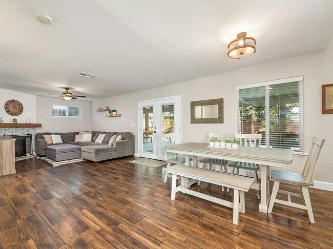 Foto del edificio - Beautifully Updated North Fresno 3/3
