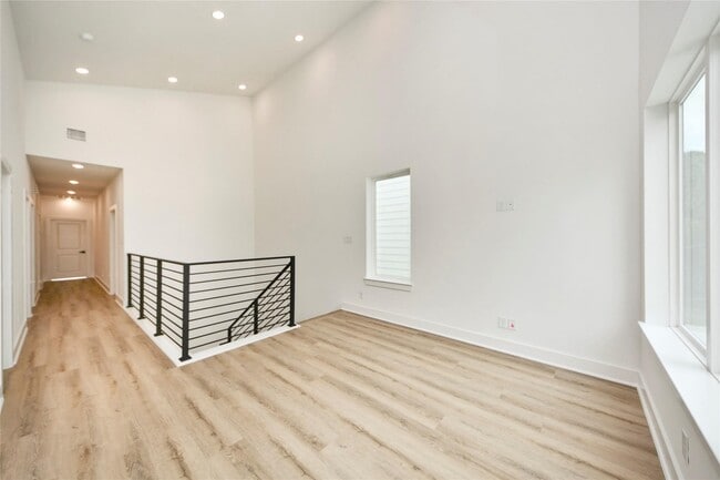 Building Photo - 932 South Ln