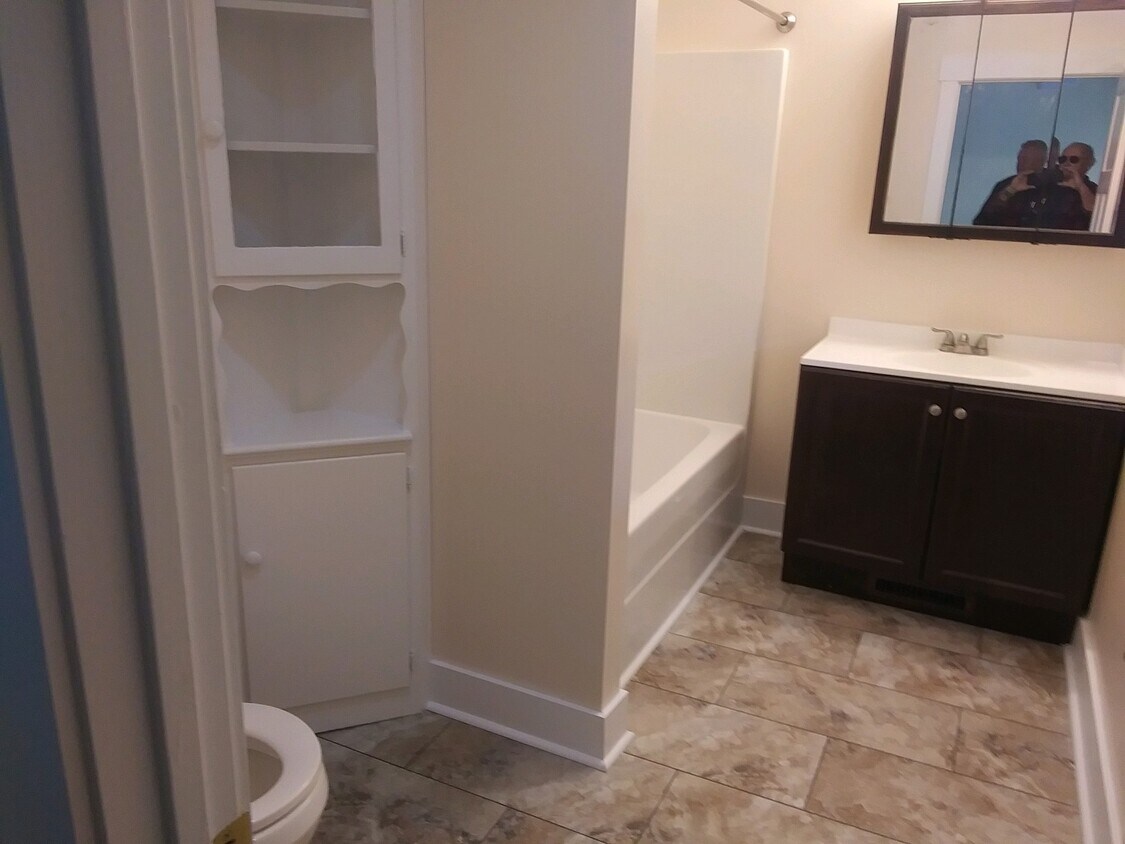 main bathroom - 932 Clark St