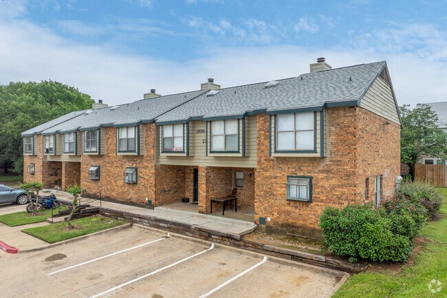 Building Photo - Shorewood Park Townhomes