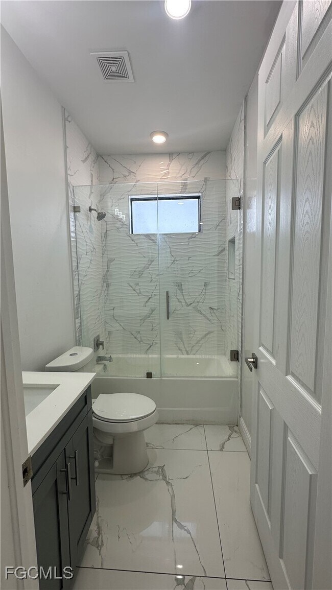 Foto del edificio - 3217 64th St W