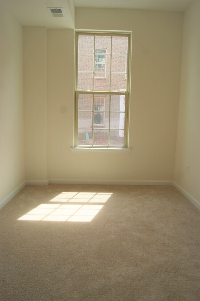 Building Photo - HUGE 3 Bedroom Townhome Near Hopkins in Ea...