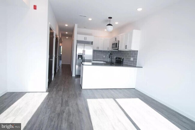 Foto del edificio - 6641 Lansdowne Ave