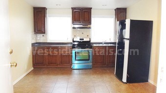 Primary Photo - 1341 N Bronson Ave