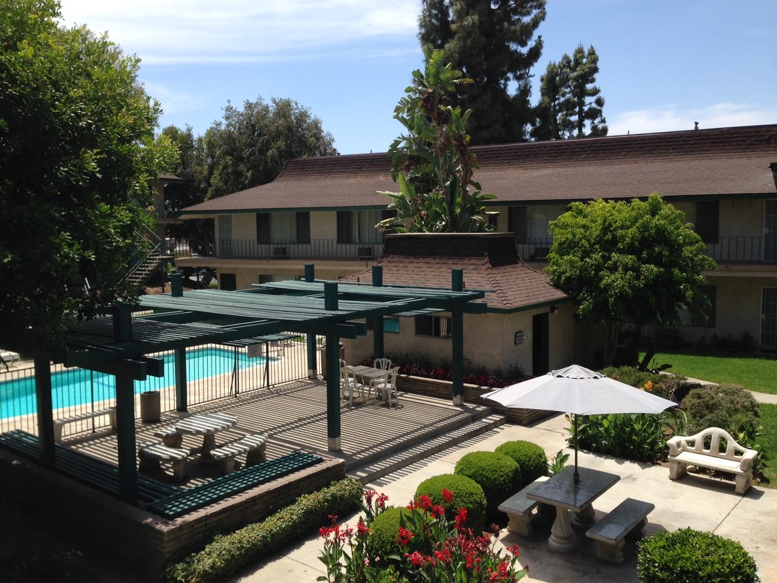 El patio de Upland - The Courtyard at Upland