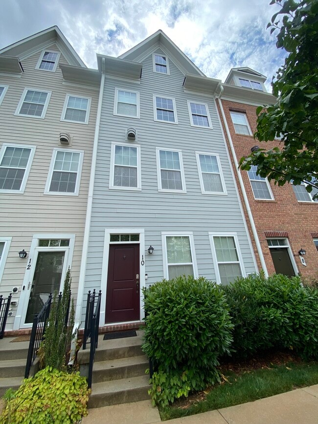 Building Photo - 10 Meridian Ln