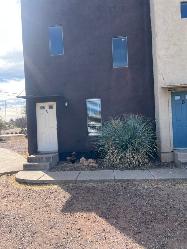 Building Photo - 422 Avenida Oriol