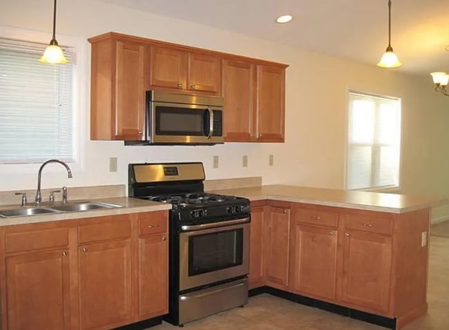 Kitchen - 3204 Tamarack Dr