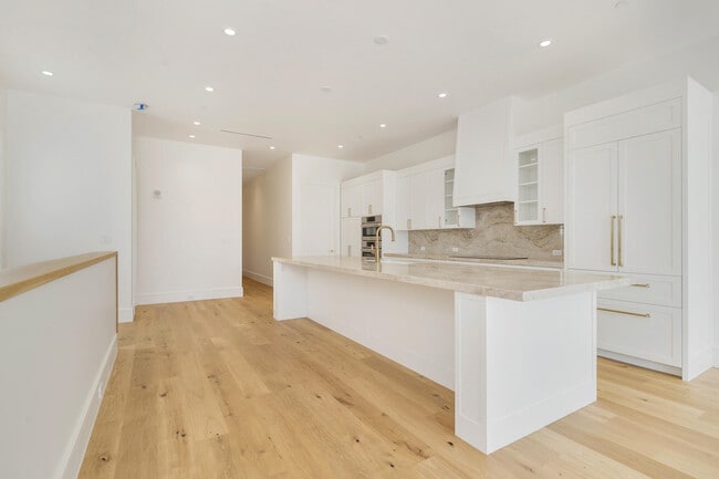 Foto del edificio - 261 Royal Poinciana Way