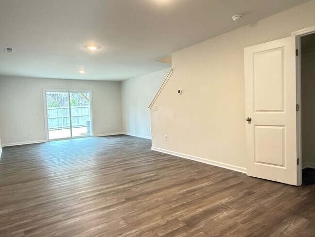 Foto del edificio - 3 Bedrooms 1 Garage & Open space one the Main Floor