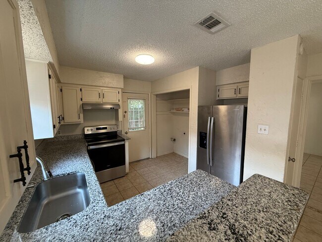 Foto del edificio - 2 bedroom 1 bathroom Duplex in 76015