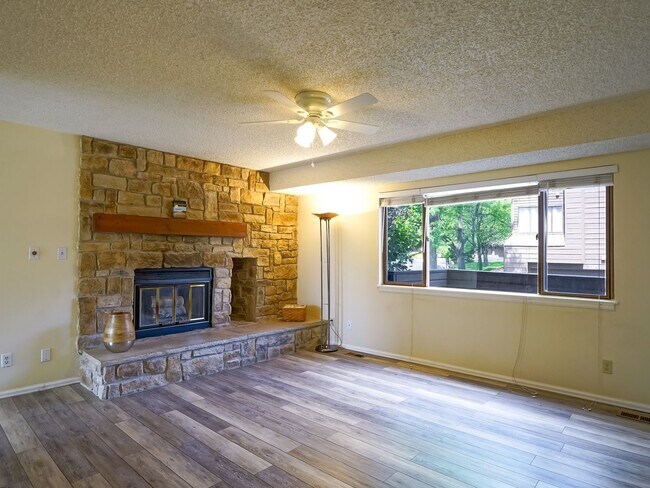Foto del edificio - Beautiful 2 Bed 2.5 Bath Townhome!!