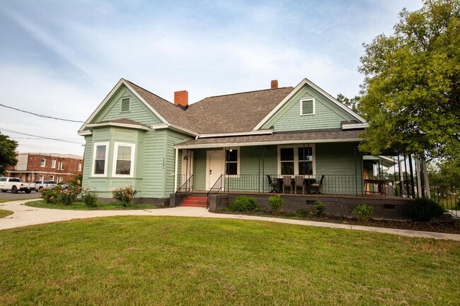 Building Photo - 116 Church St