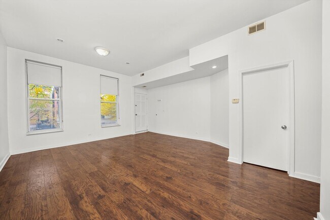 Foto del edificio - 1946 N Wilmot Ave