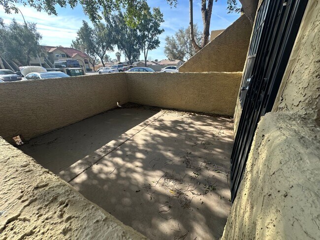 Building Photo - ELLIOT PLACE CONDOMINIUMS UPDATED/REMODELED GROUND FLOOR 1 BED PLUS DEN UNIT WITH 1 CAR GARAGE