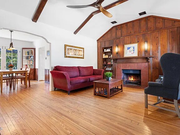 Foto del edificio - 1579 N Harding Ave