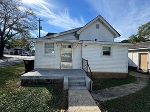 Building Photo - 208 N Ave NE