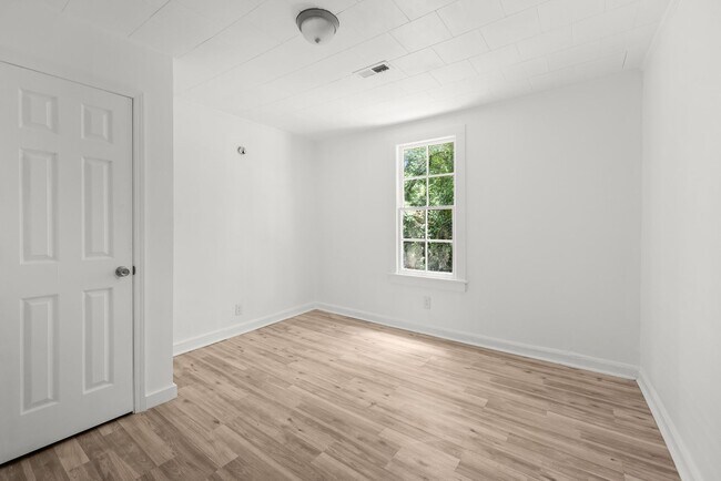 Building Photo - Spacious beautiful 4-bedroom 2 bath home
