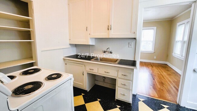Foto del edificio - Vintage 1 BD | 1 BA End Unit - Hawthorne B...