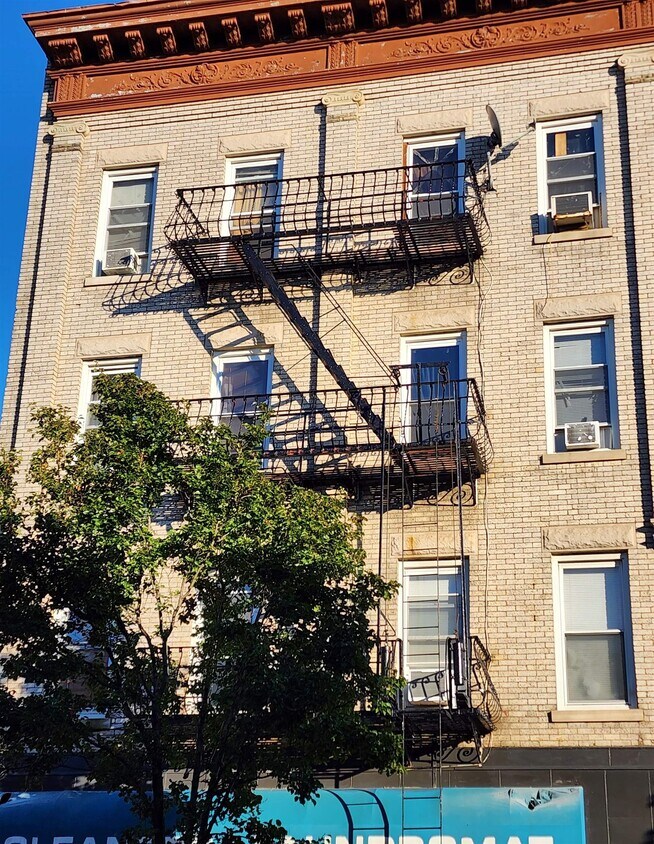 Primary Photo - 804 Summit Ave