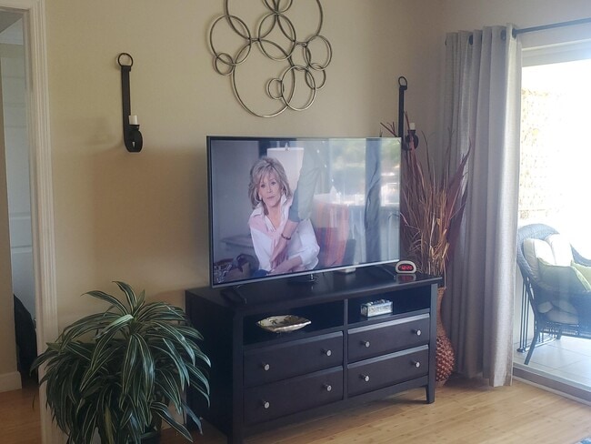 Building Photo - 912 Pine Dr