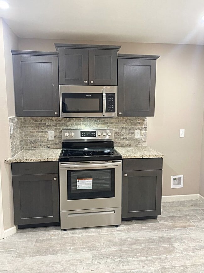 Foto del edificio - 65 Jordan Dr