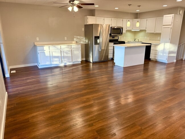 Building Photo - 7428 S 700 E