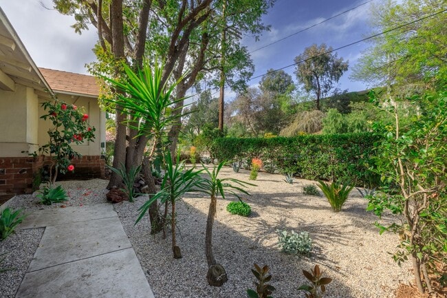 Foto del edificio - Cozy 3-bedroom Home Nestled in Encino!