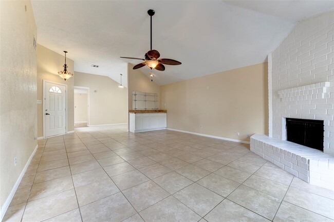 Building Photo - 4035 Green Crest Dr