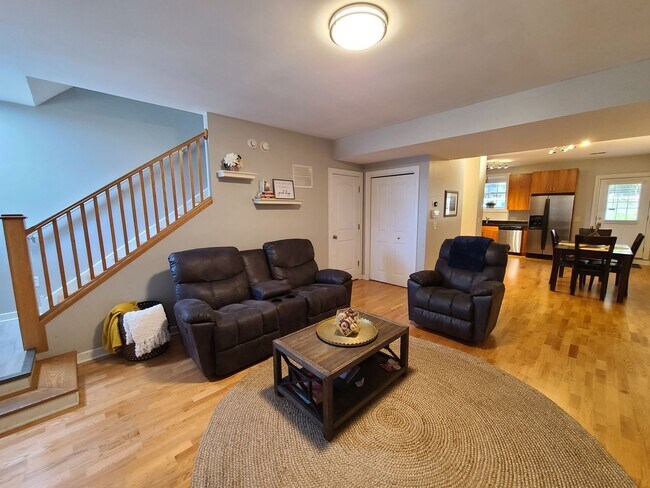 Building Photo - Fully Furnished Executive Garden Level Con...