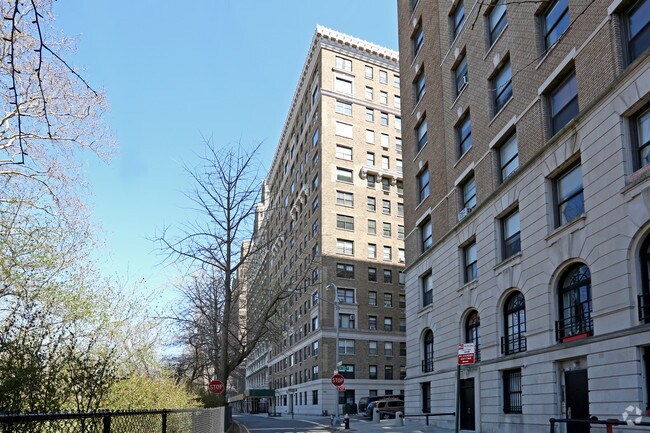 Building Photo - 300-302 Riverside Dr