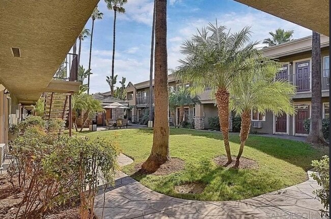 Building Photo - 800 N Mollison Ave