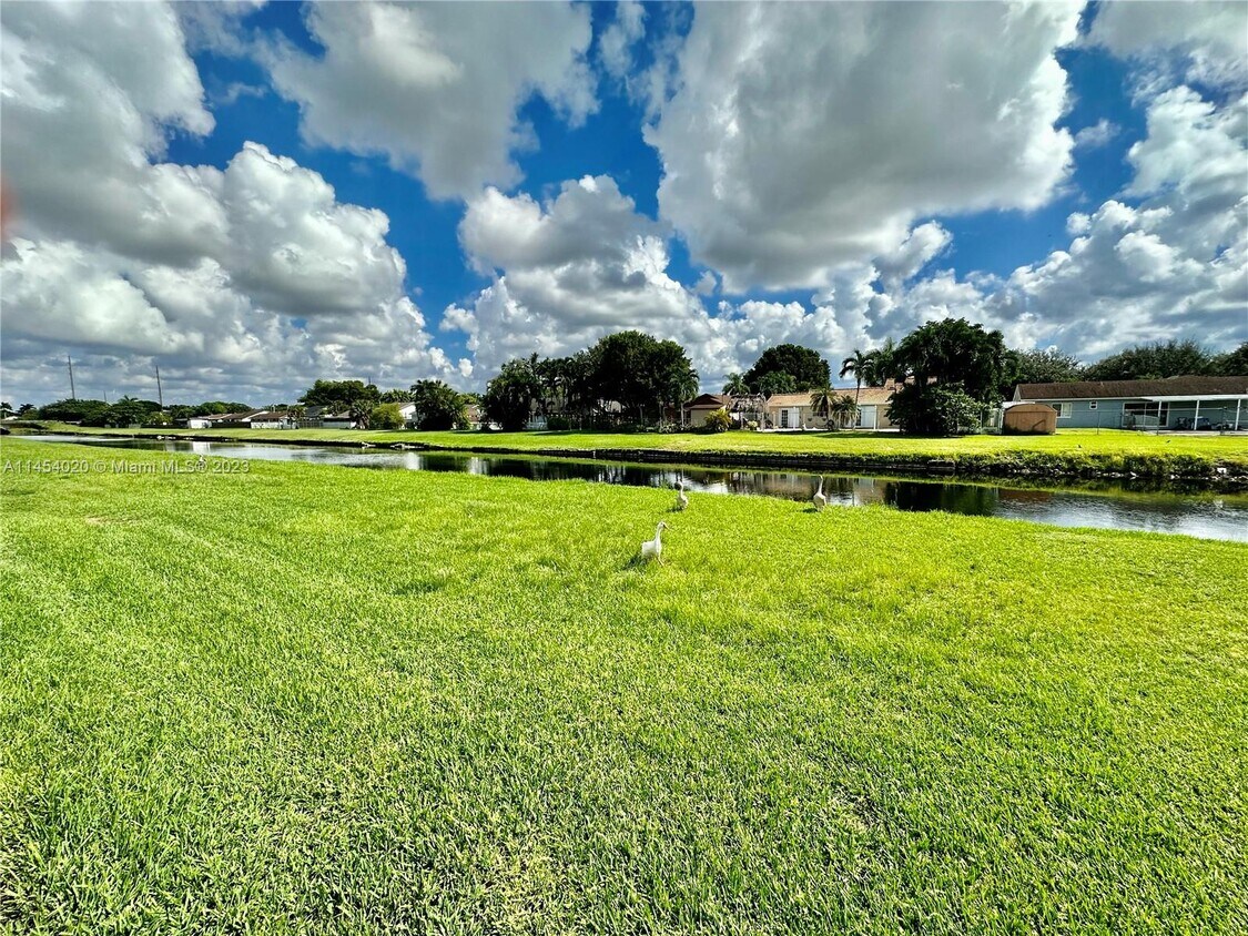 Foto del edificio - 15501 SW 143rd Ave