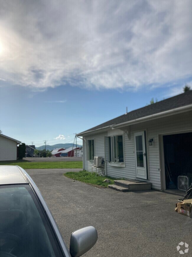 432 E Main St Unit 102, Madawaska, ME 04756 Room for Rent in
