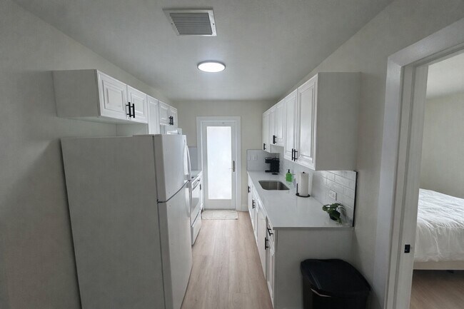 Foto del edificio - 4396 SW 25th Terrace