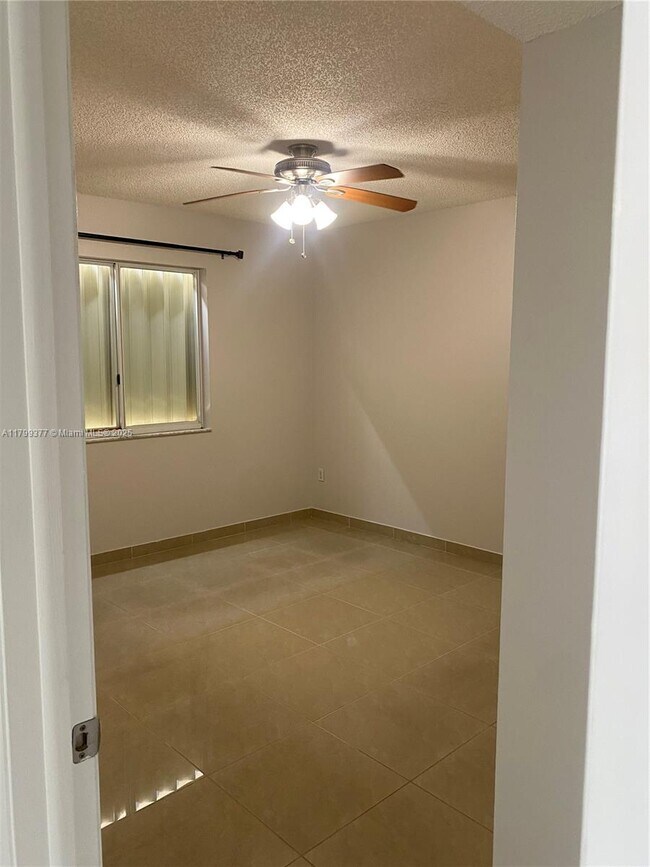Foto del edificio - 3282 W 70th St