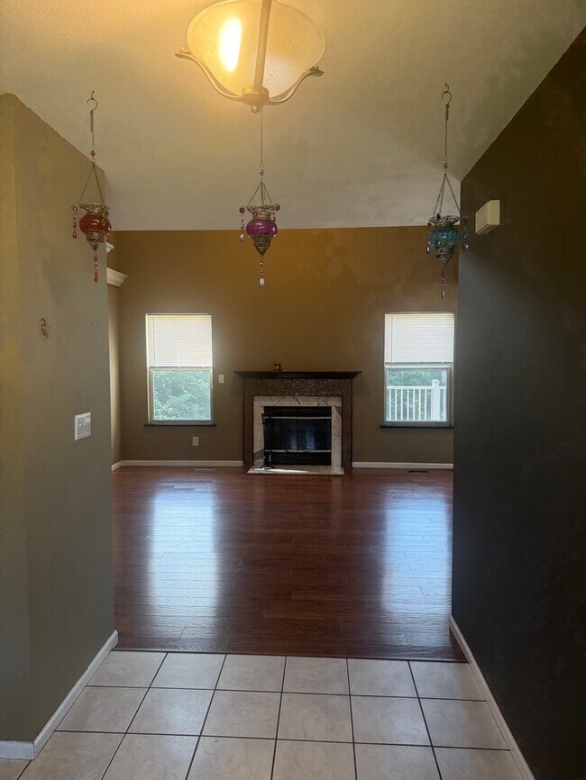 Building Photo - 4 bedroom 2.5 Bath 1.5 Story Home In Fox S...