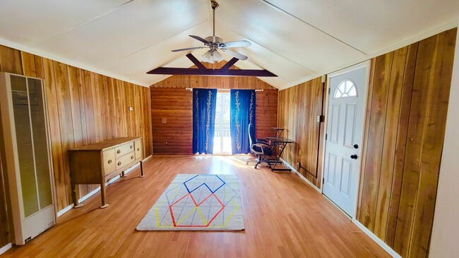 Building Photo - Charming 2 Bedroom Mountain Home with Deck...