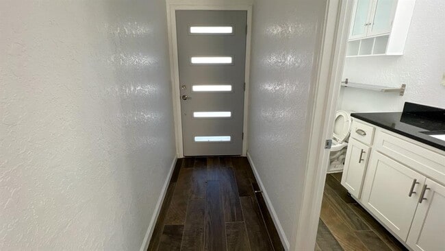 Foto del edificio - 8401 Azurewood Dr