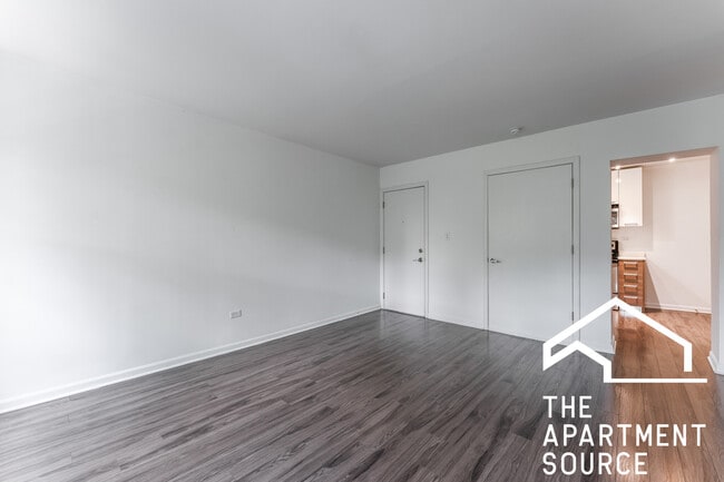 Building Photo - 925 W Carmen Ave