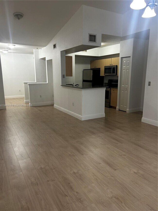 Foto del edificio - 2549 Centergate Dr