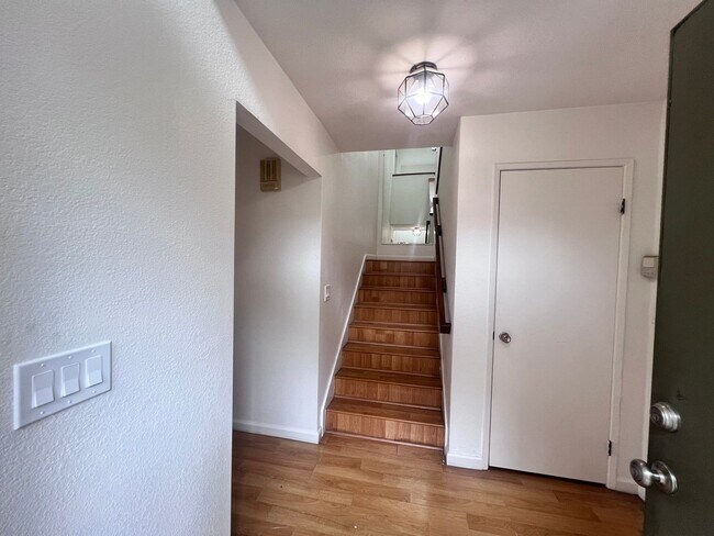 Foto del edificio - Two Story 3 Bed/Bath Single Family Home In Milpitas, Ca. For Rent!!! $500 OFF FIRST MONTHS RENT!