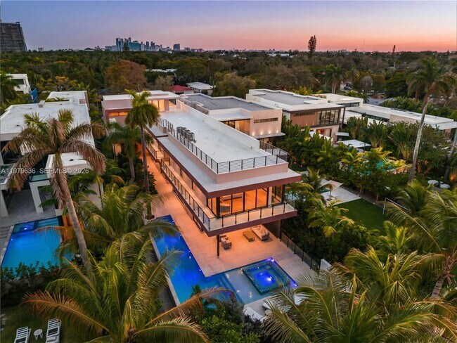 Foto del edificio - 723 NE 77th St