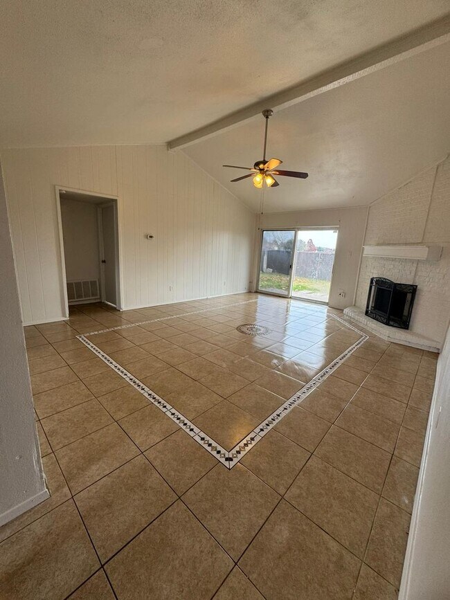 Building Photo - 2320 Montclair Cir