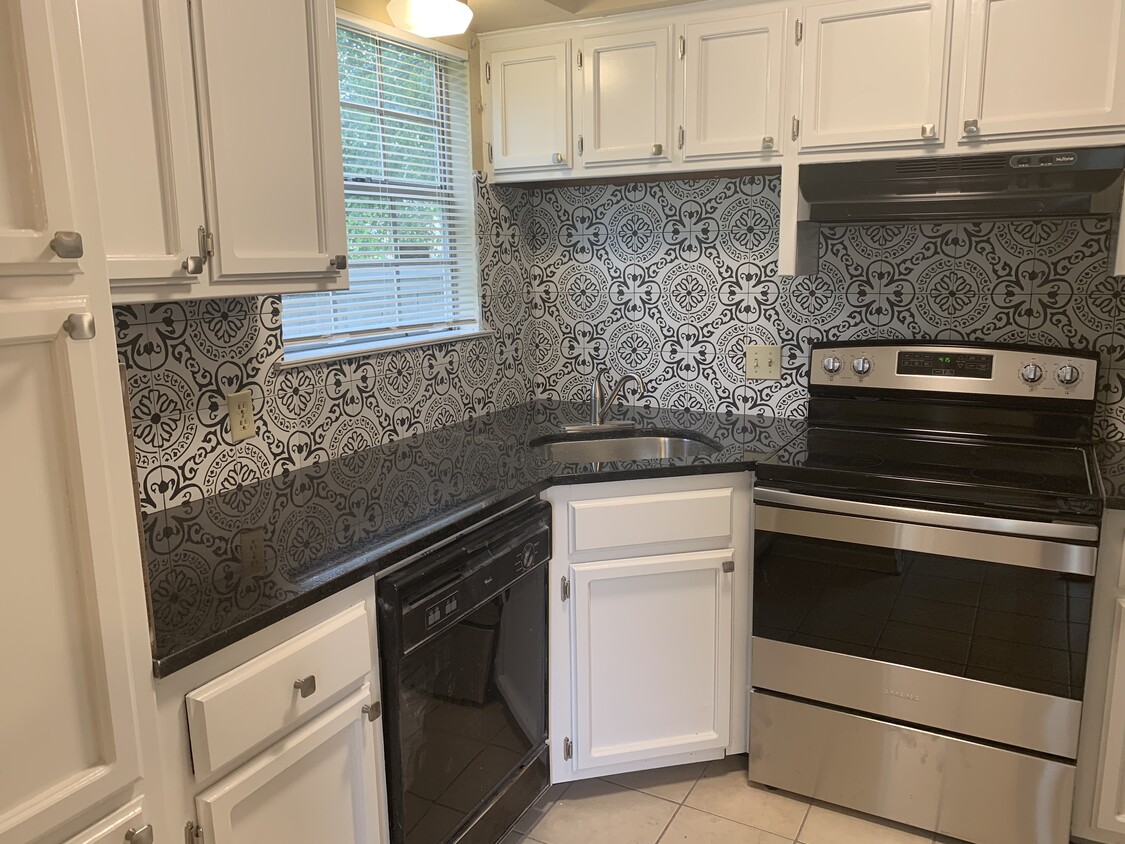 Kitchen - 4840 Kennesaw Dr