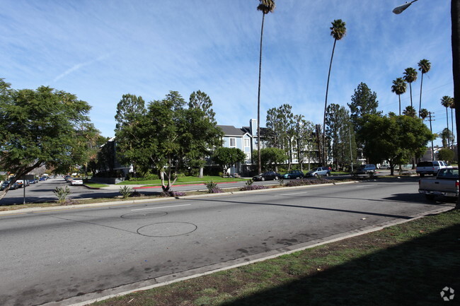 Foto del edificio - Sherman Way Apartments